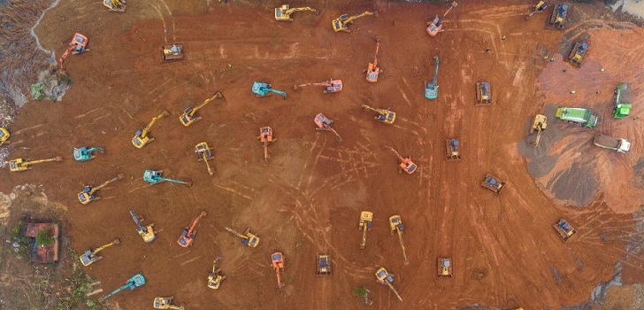 Obreros construyendo el futuro hospital de Wuhan China se blinda contra el coronavirus